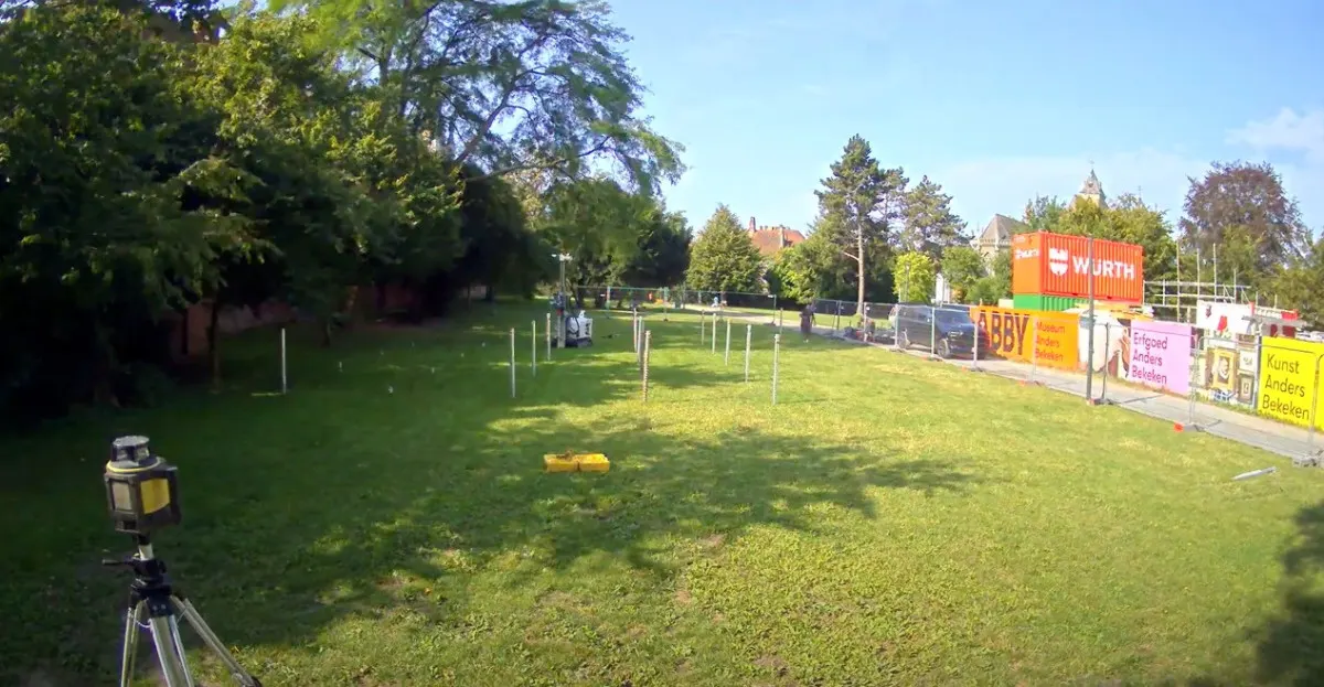 Grasveld in het Begijnhofpark in Kortrijk waar schroefpalen de tentmasten verankeren