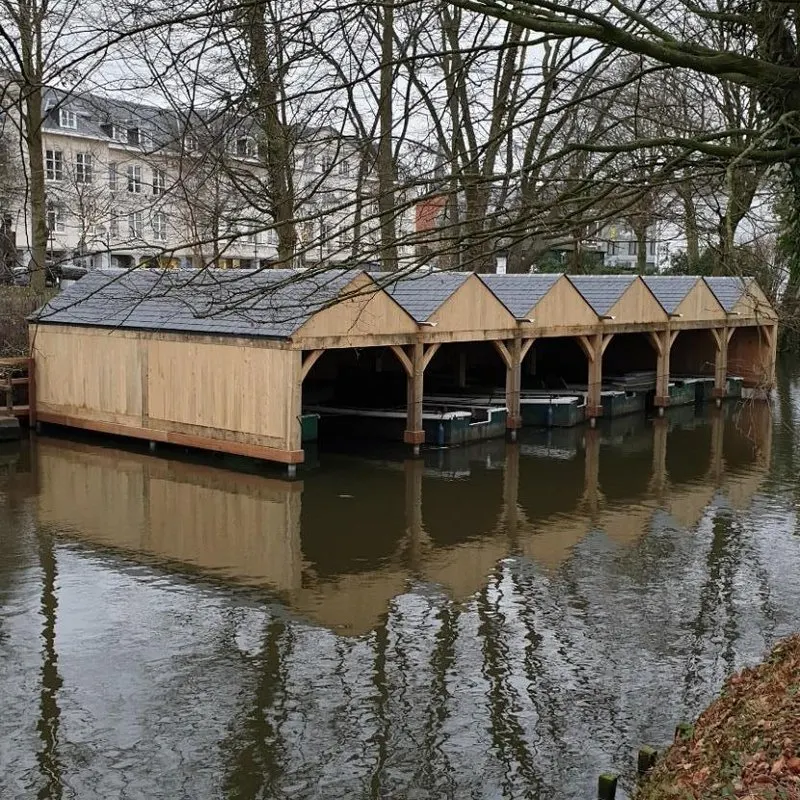 Eikenhouten botenhuis op schroefpalen in de Nete in Lier