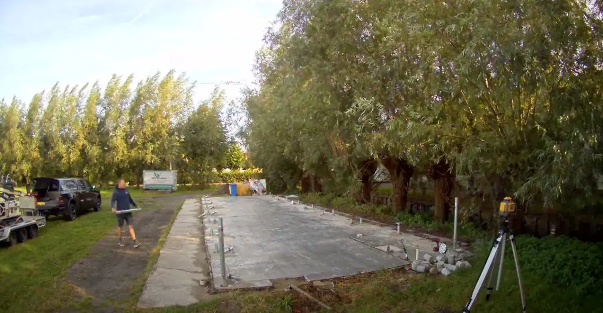 Schroefpalen in kernboringen door de oude betonplaat van het jeugdlokaal in Lochristi