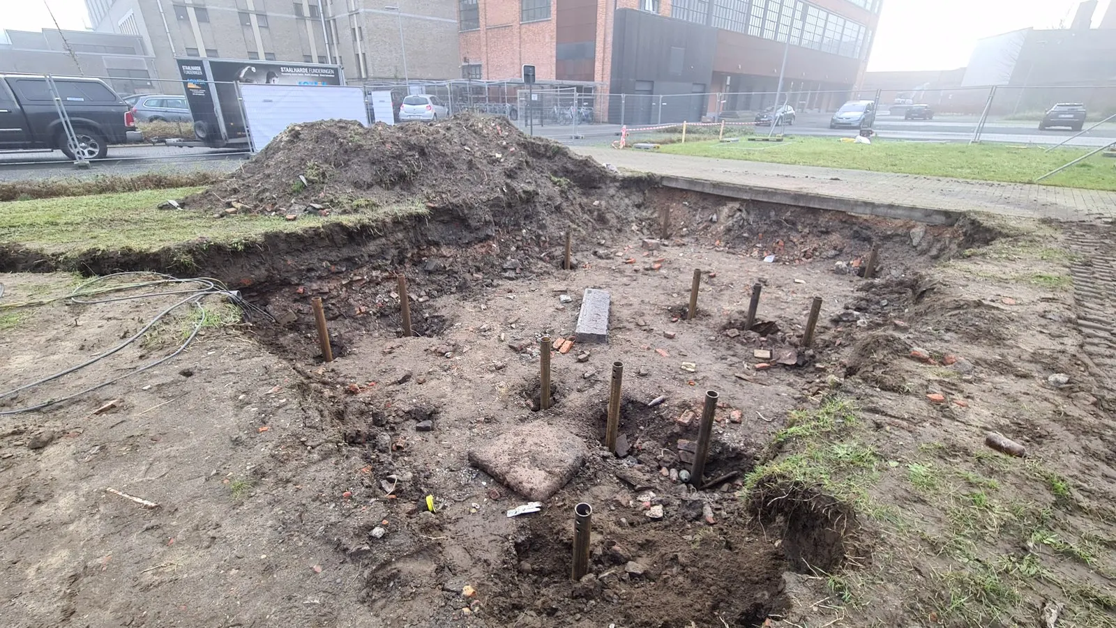 Geplaatste schroefpalen in een puinrijke ondergrond op de technologiecampus van KU Leuven in Gent