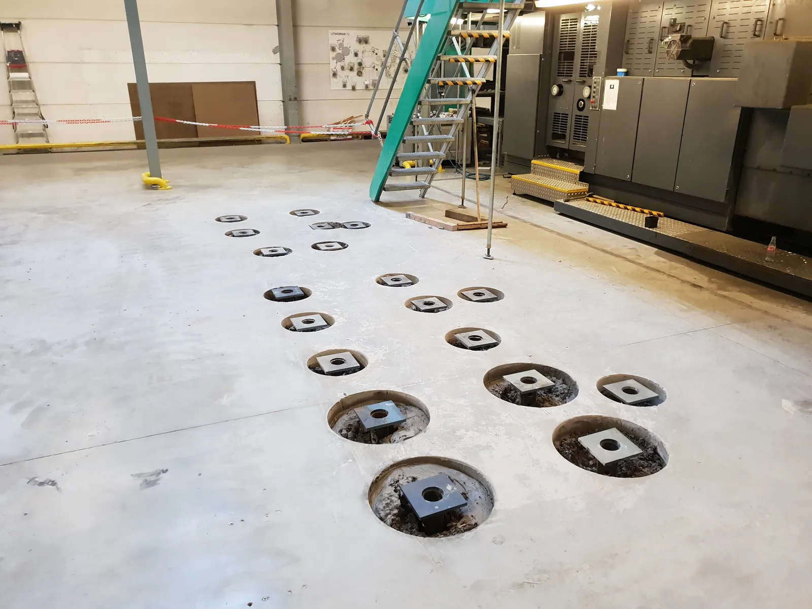 Kernboringen door een betonvloer met schroefpalen, zoals bij herstel in een bestaand gebouw