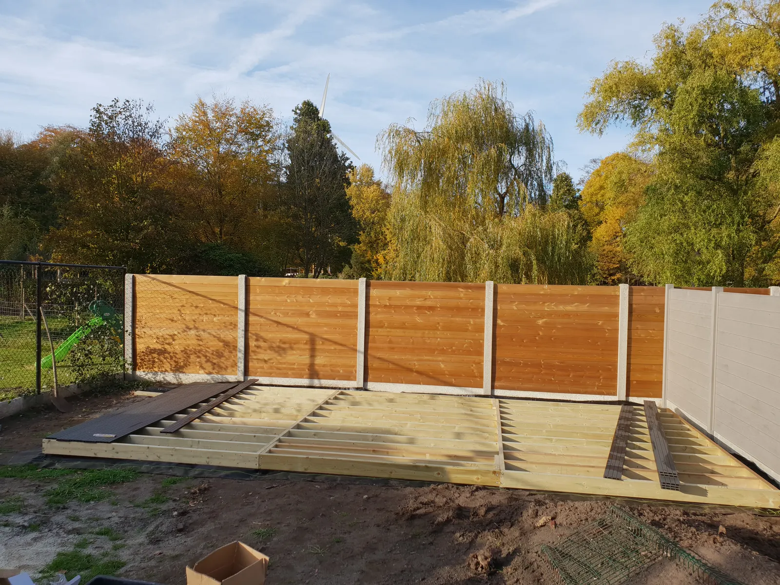 Houten terras in opbouw op zelf geplaatste schroefpalen