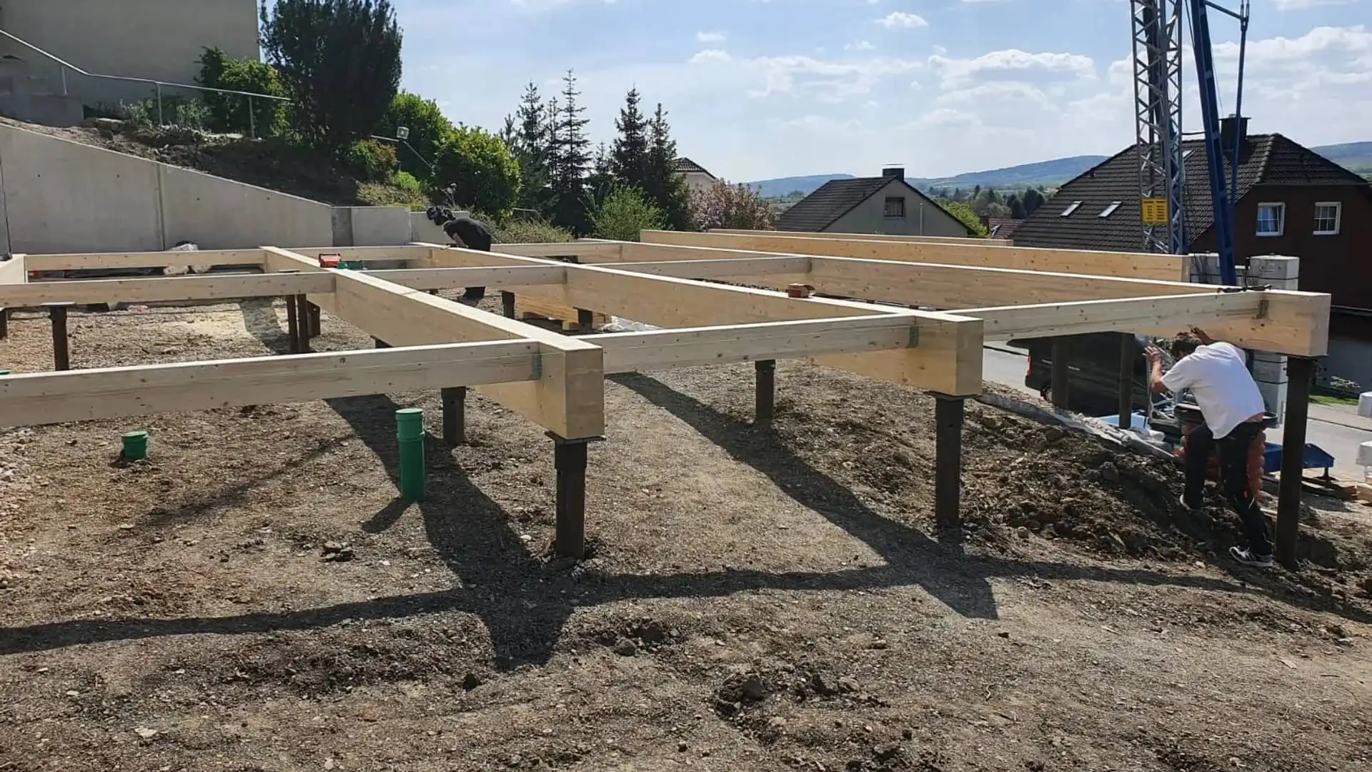 Werf van Soiltek: stalen schroefpalen met houten draagbalken voor een woning in houtskeletbouw